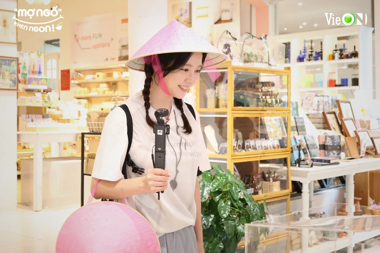 Tình yêu và sự mến mộ của fan Việt trở thành một trong những điều đáng nhớ nhất trong chuyến ghi hình "Mợ ngố khen ngon" của Song Ji Hyo.