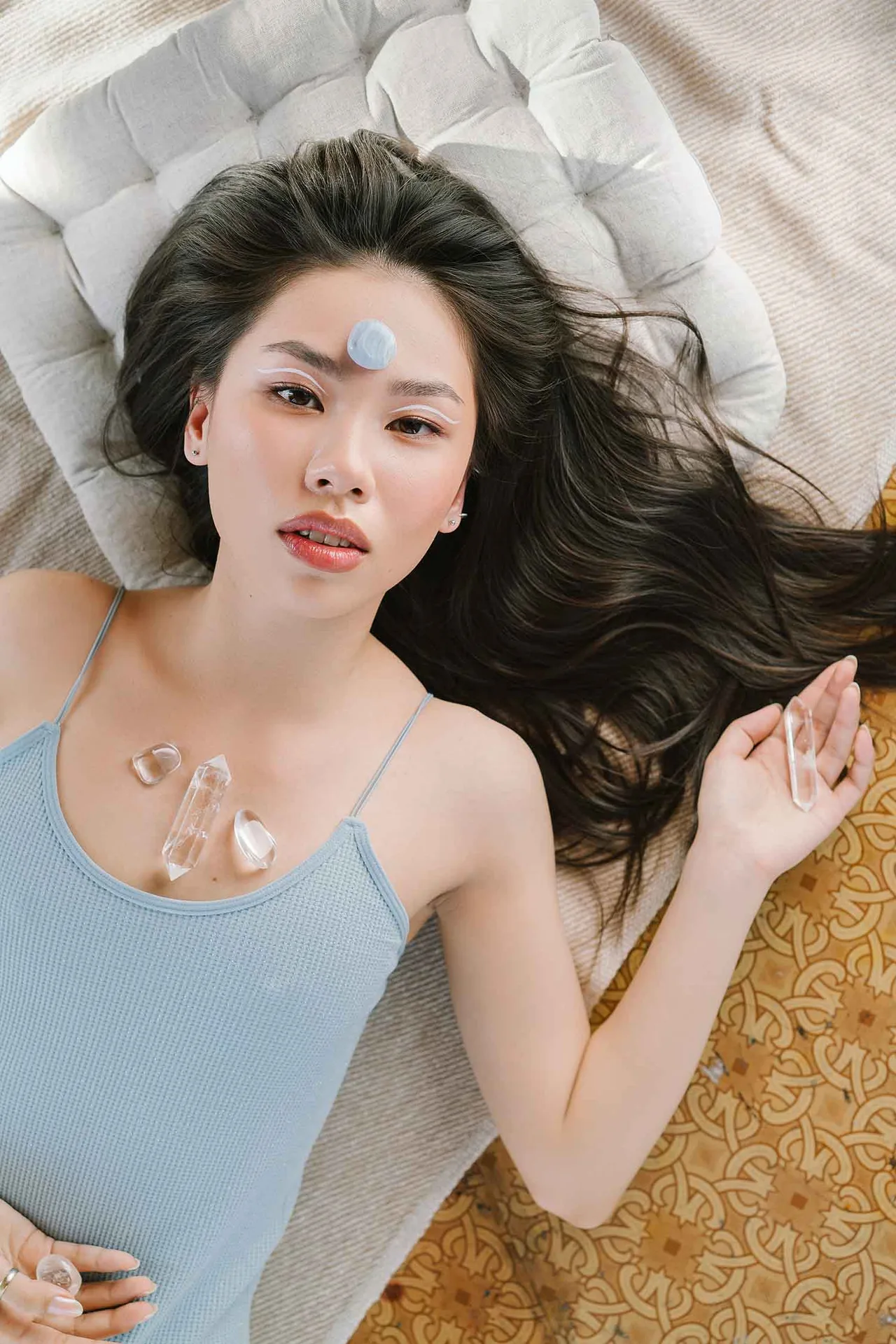 đặt đá phong thủy lên cơ thể
