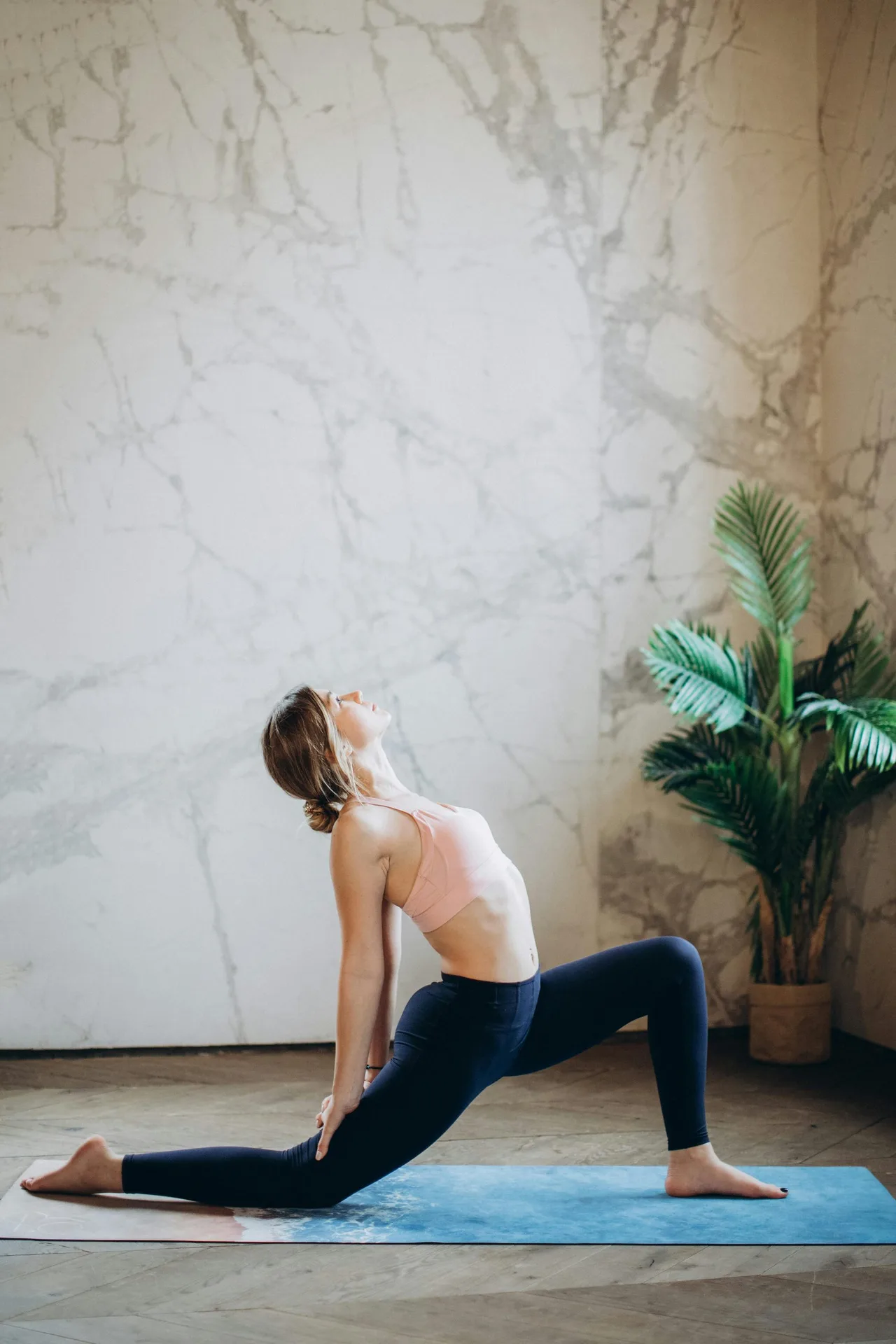 cô gái đang tập động tác hip flexor stretch giảm đau lưng