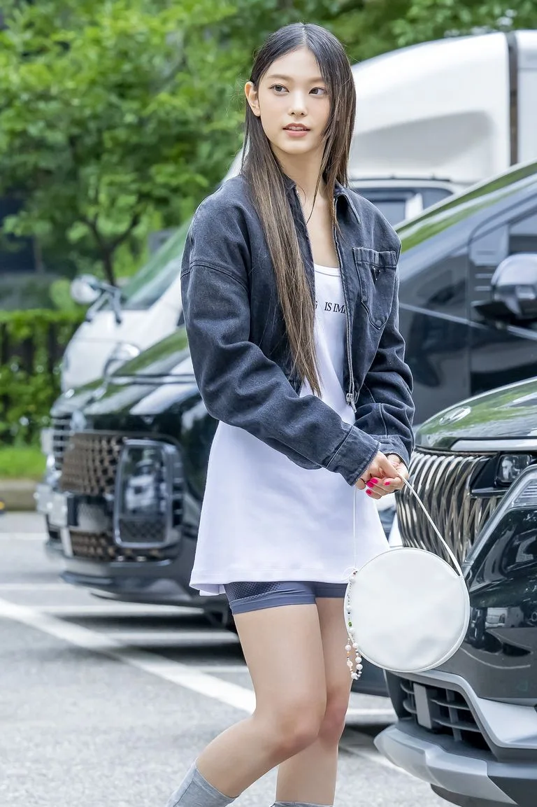Hyerin NewJeans mặc quần biker ngắn