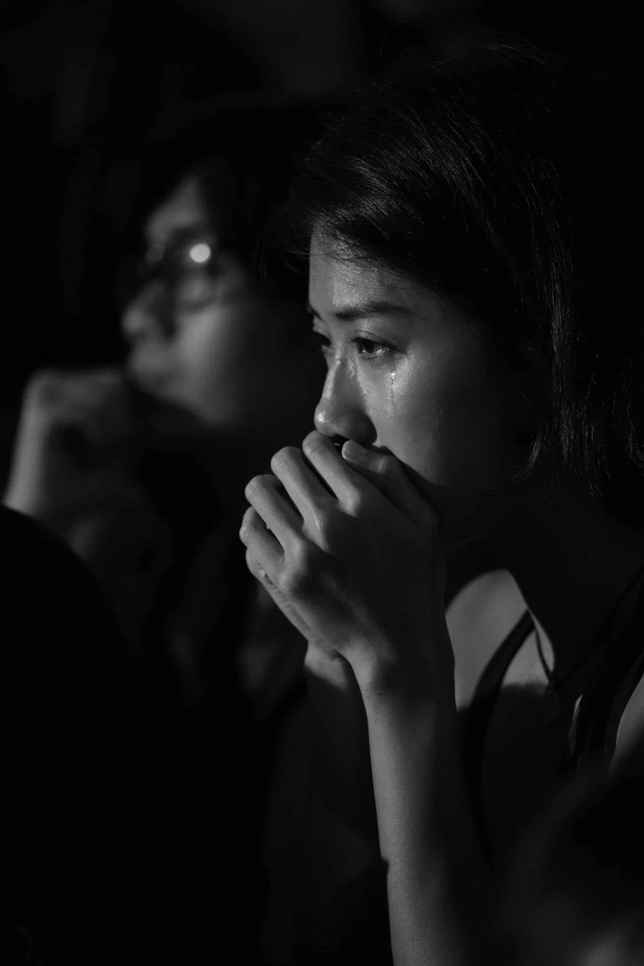 cô gái khóc khi tham gia triễn lãm nghệ thuật vài "a" lần