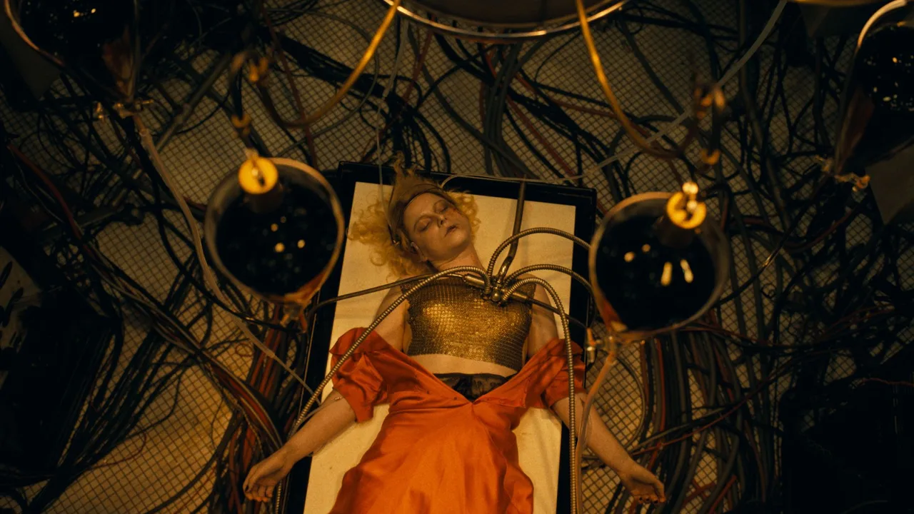 Cô Dâu! là phim điện ảnh kinh dị, lãng mạn, giật gân do Maggie Gyllenhaal đạo diễn