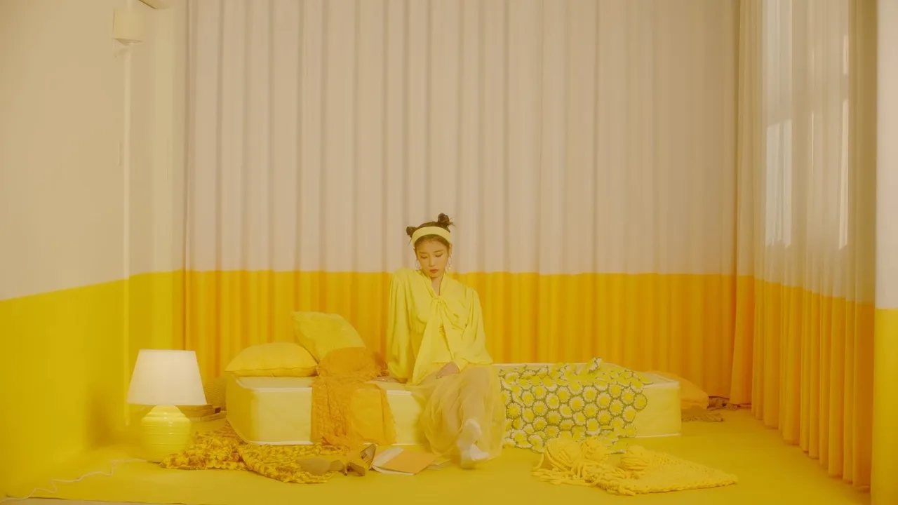 ca sĩ IU mặc đầm vàng trong MV BBIBBI