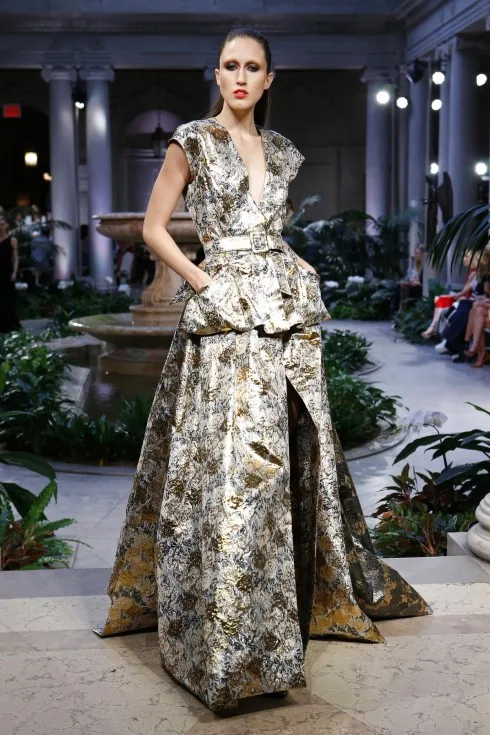 Thắt lưng làm điểm nhấn cho chiếc váy ánh kim sang trọng của Carolina Herrera
