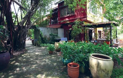 Nhìn từ phía ngoài, ngôi nhà mang dáng vẻ giản dị, tự nhiên và gần gũi