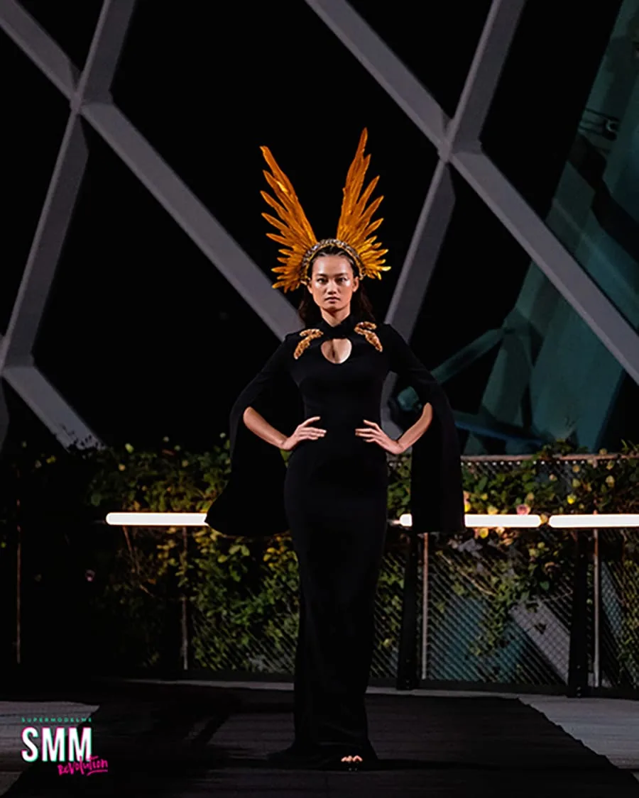 Quỳnh Anh trình diễn catwalk