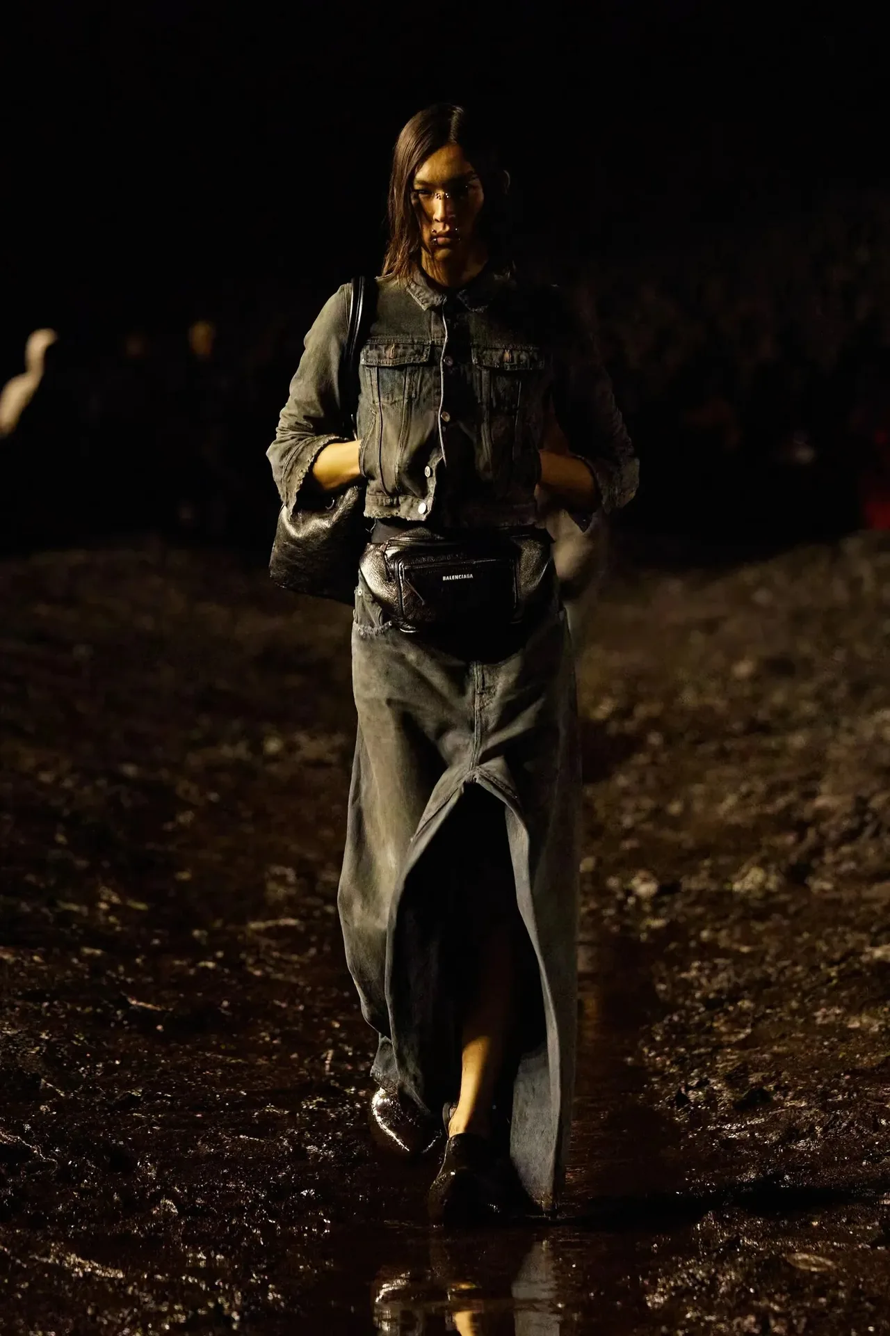 balenciaga với chân váy denim maxi