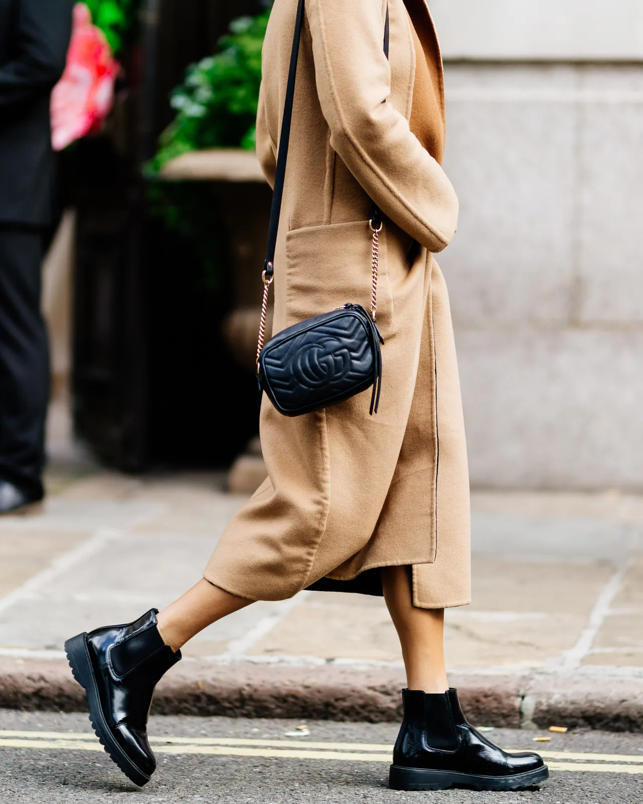 phối đồ mùa Thu với trench coat và giày bốt da bóng