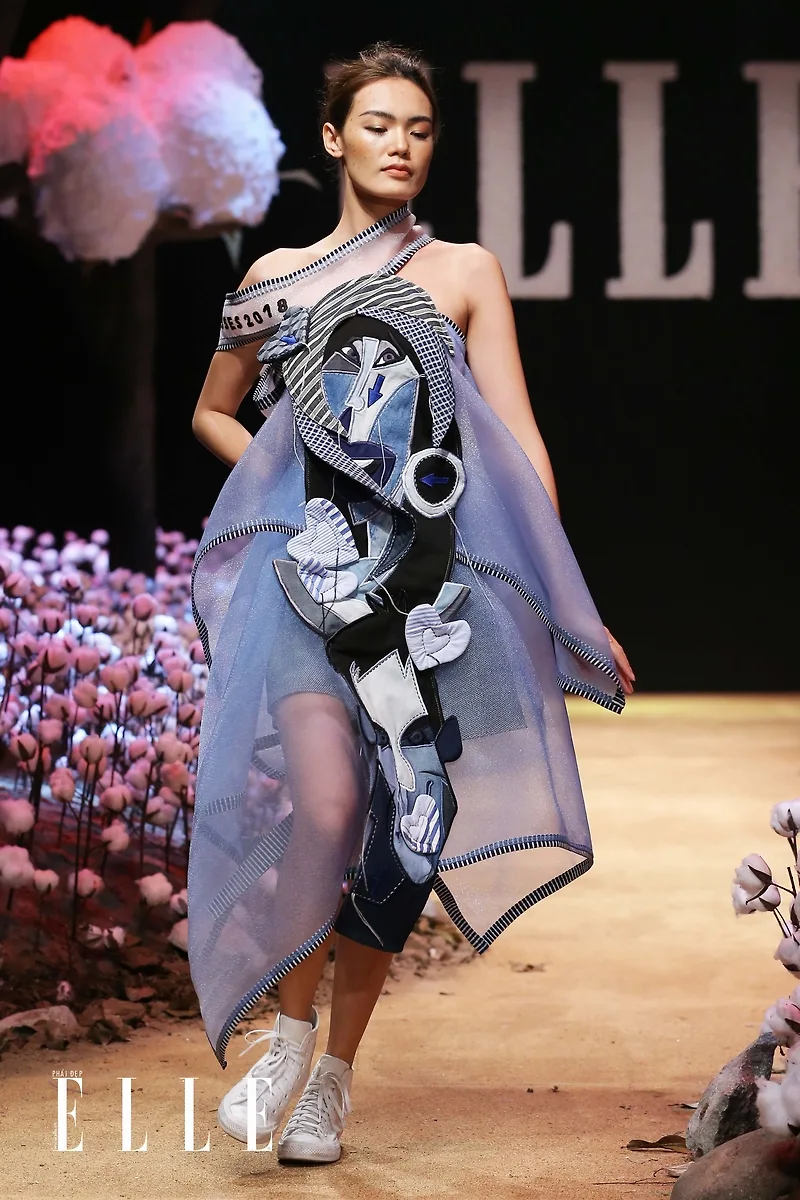NTK Võ Công Khanh mang đến sự tươi vui với BST "Giấc mơ của Lily" tại ELLE Fashion Show NTK Võ Công Khanh mang đến sự tươi vui với BST "Giấc mơ của Lily" tại ELLE Fashion Show