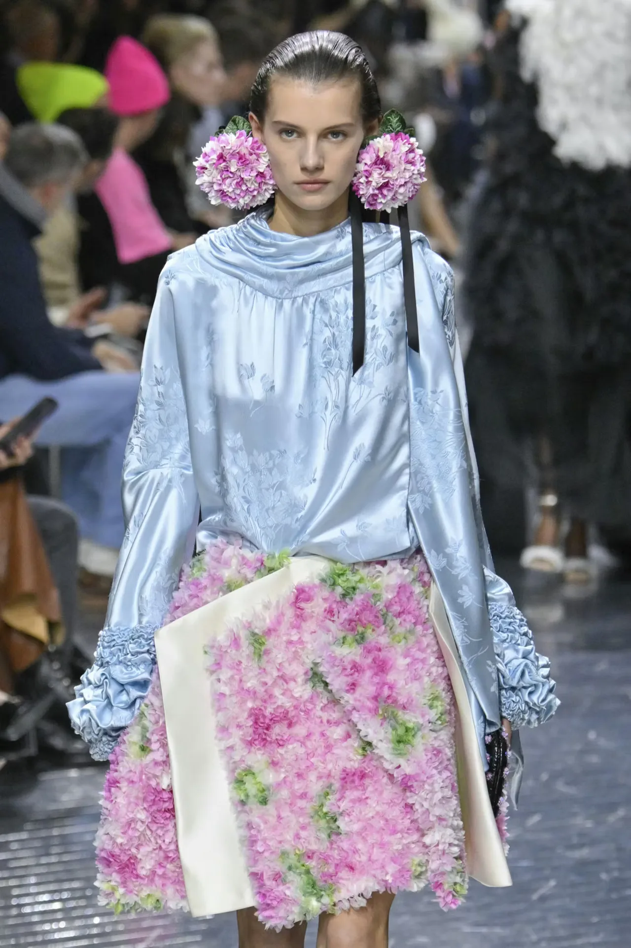Sắc xanh băng trên sàn diễn Dior Haute Couture Xuân 2026