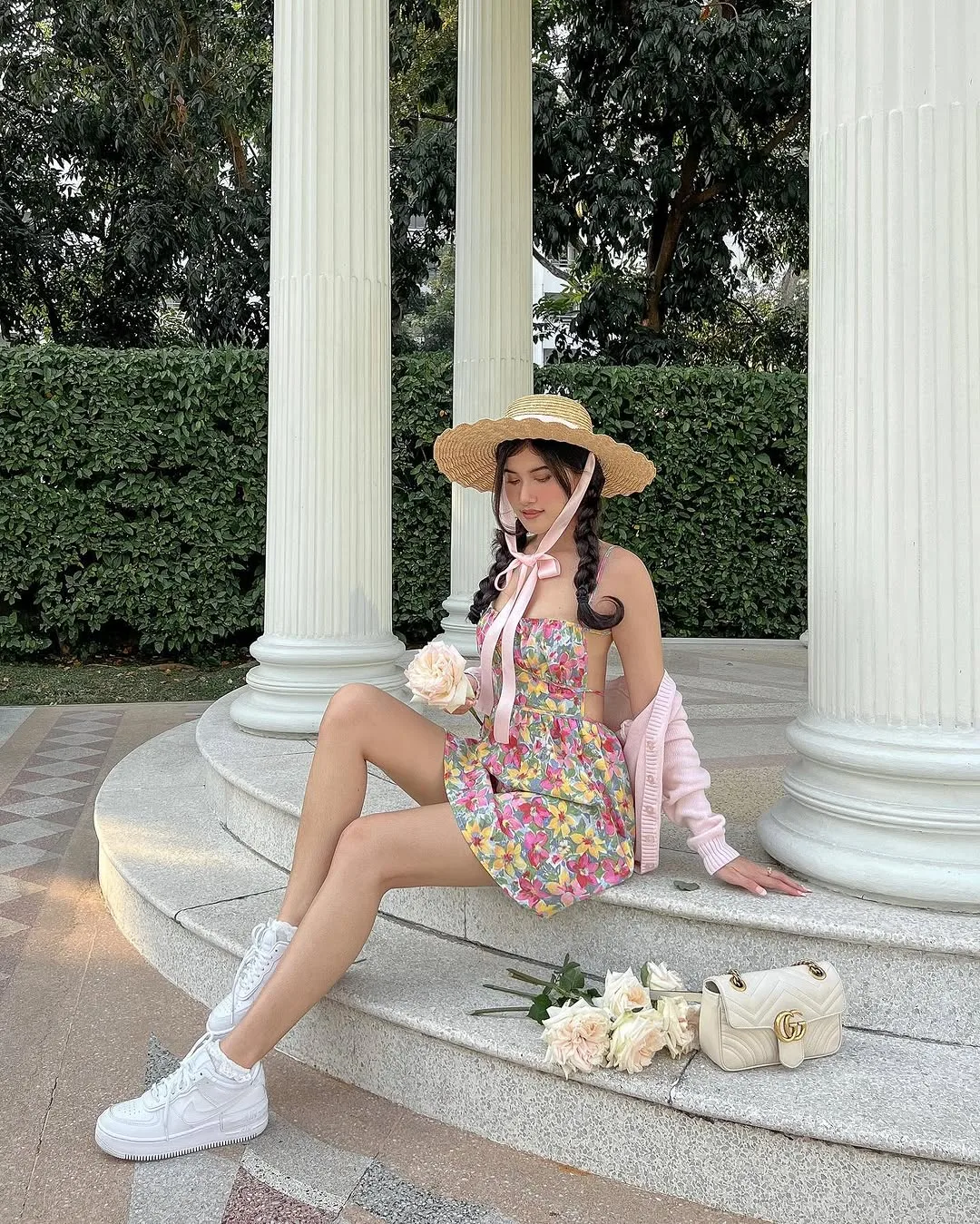 Nữ tính gấp đôi với váy hai dây và áo cardigan khoác nhẹ bên ngoài.