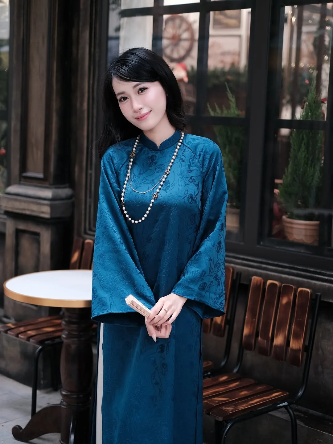 Sự hòa quyện giữa sắc trắng sữa của ngọc trai và tông lạnh của bạc mang lại vẻ rạng rỡ tức thì.