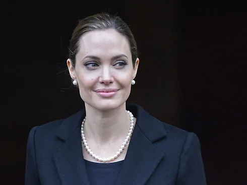 Hình ảnh nữ diễn viên Angelina Jolie sau khi cắt bỏ vòng 1