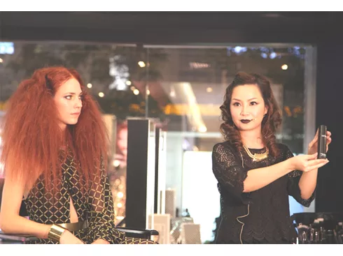 Ms Phan Ngọc Thanh – Phụ trách đào tạo chuyên gia trang điểm MAC giới thiệu Xu hướng trang điểm Divine Night cho mùa lễ hội