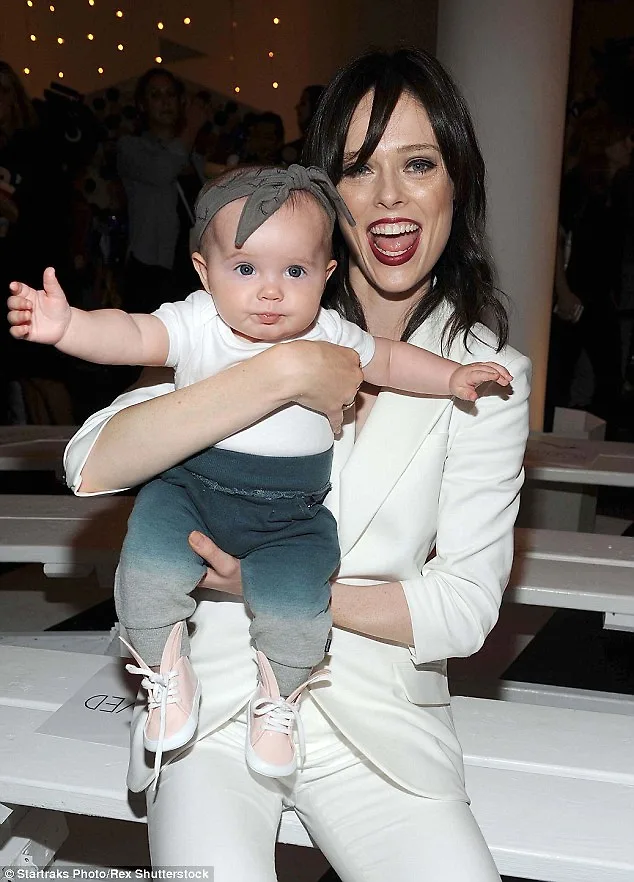 Siêu mẫu Coco Rocha đã tỏa sáng như thế nào ?