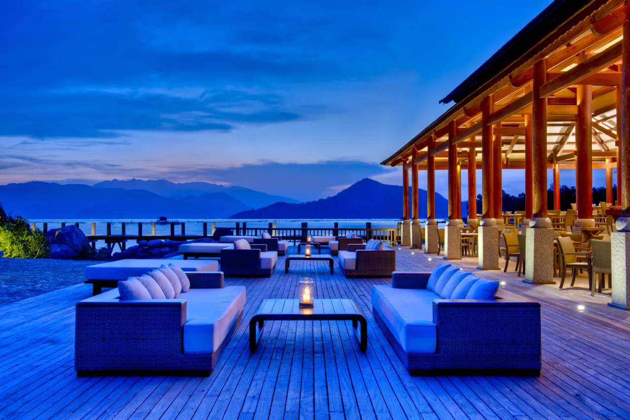(10) L_Alyana_Ninh_Van_Bay_Restaurant_Outside