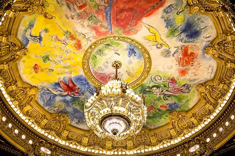Trần nhà hát Opera quốc gia (Opera National de Paris Garnier) do Marc Chagall thực hiện năm 1964
