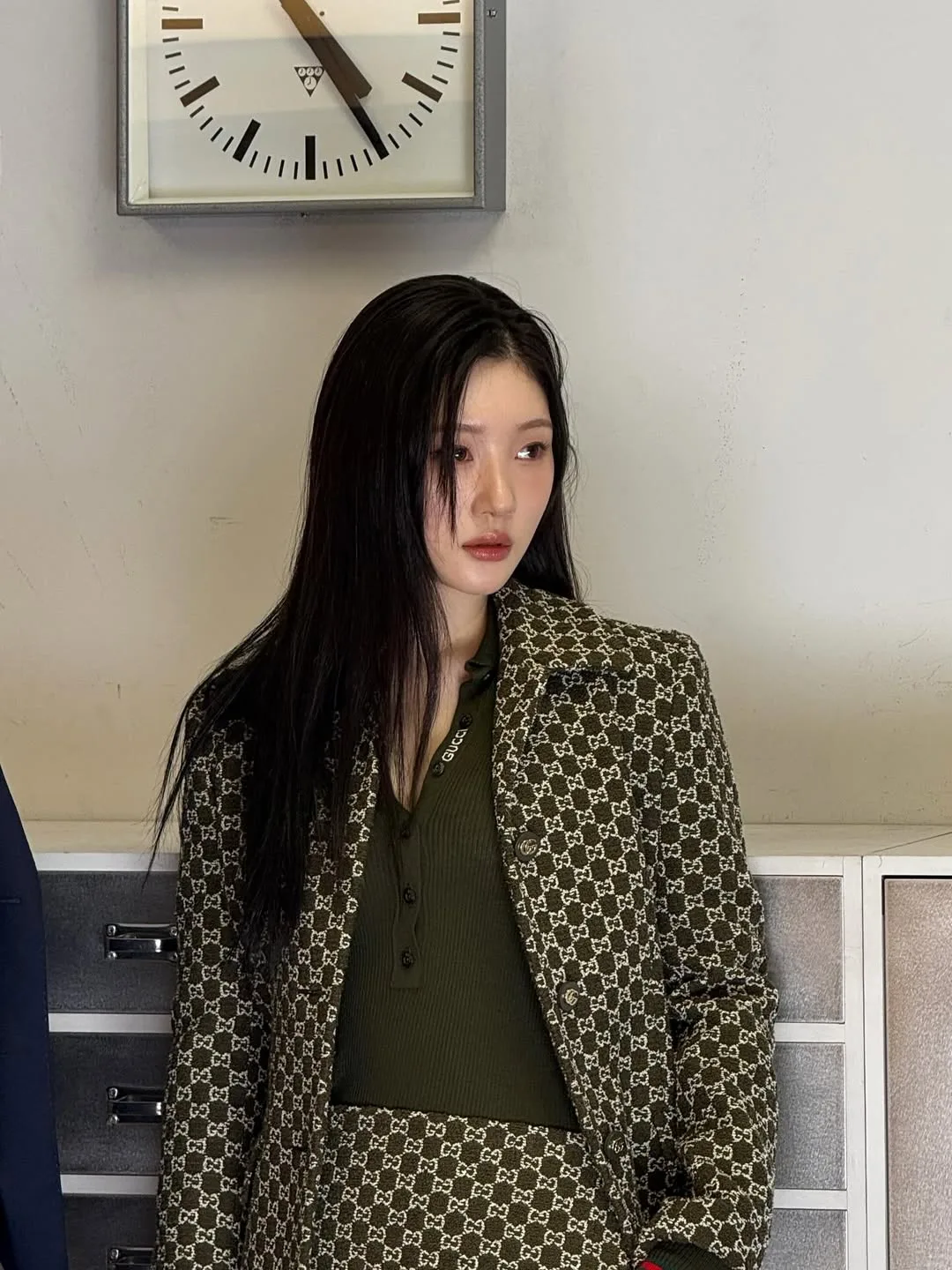 Chiếc trench coat trong Beyond the Bar