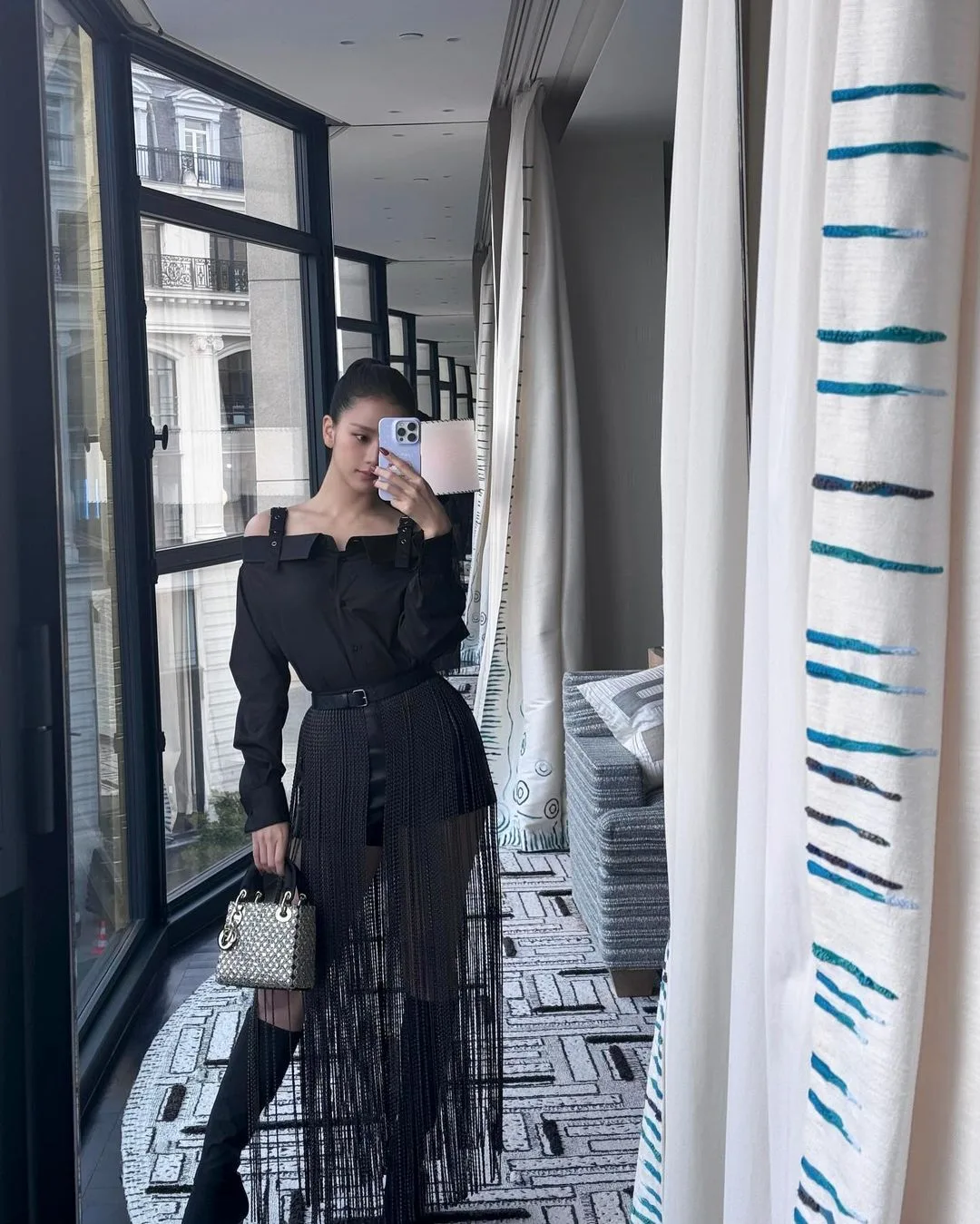 jisoo đầm tua rua theo tạng người