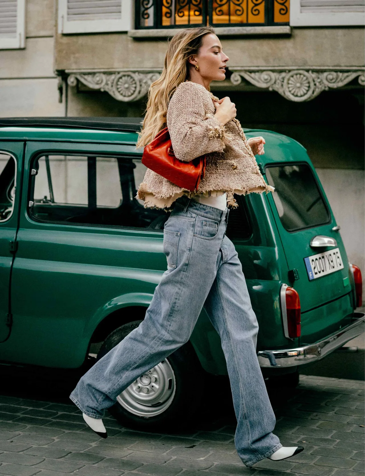 Margot Robbie trong chiến dịch quảng bá túi Chanel 25