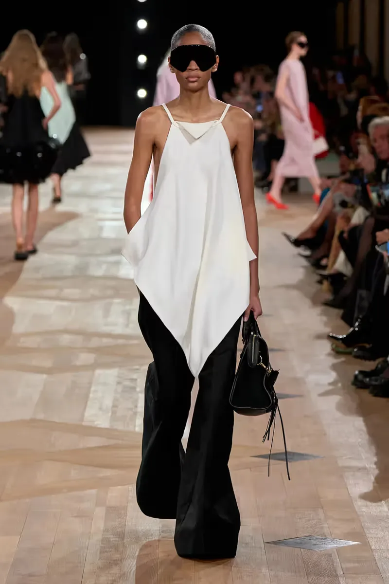 Piccioli định hình Balenciaga bằng sự cân bằng giữa avant-garde và tính nhân văn, tạo nên một thẩm mỹ vừa mạnh mẽ vừa tinh tế.