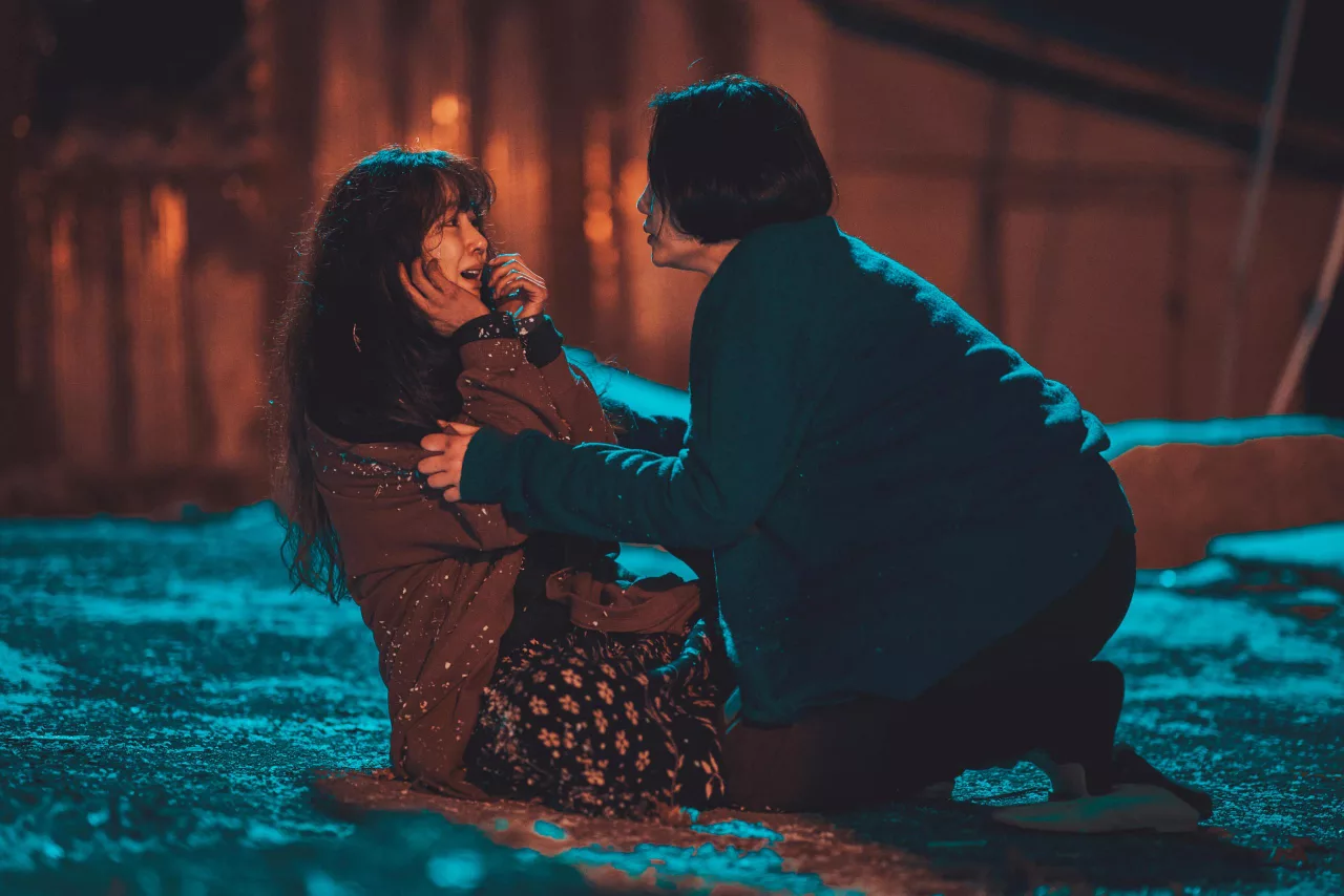 Hai nữ chính Jung Ryeo-won và Lee Jung-eun trong Không Bông Tuyết Nào Trong Sạch