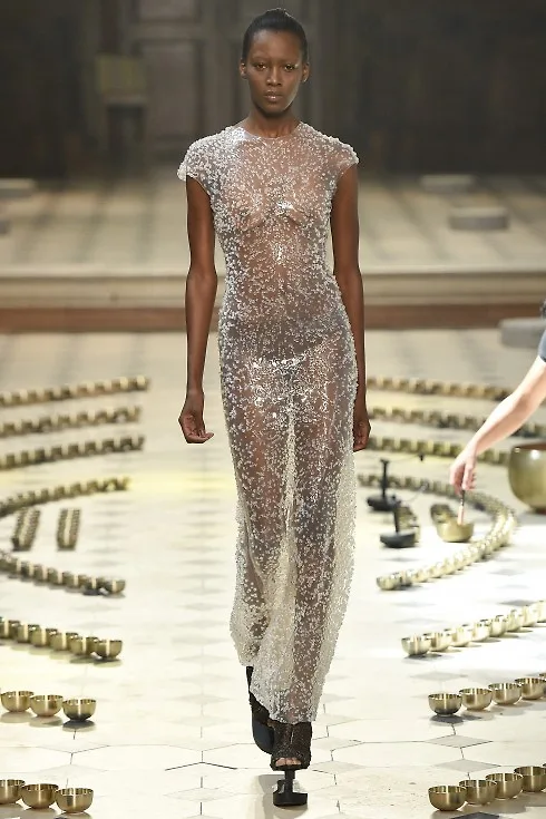 Một thiết kế táo bạo khác trong BST của Iris Van Herpen 