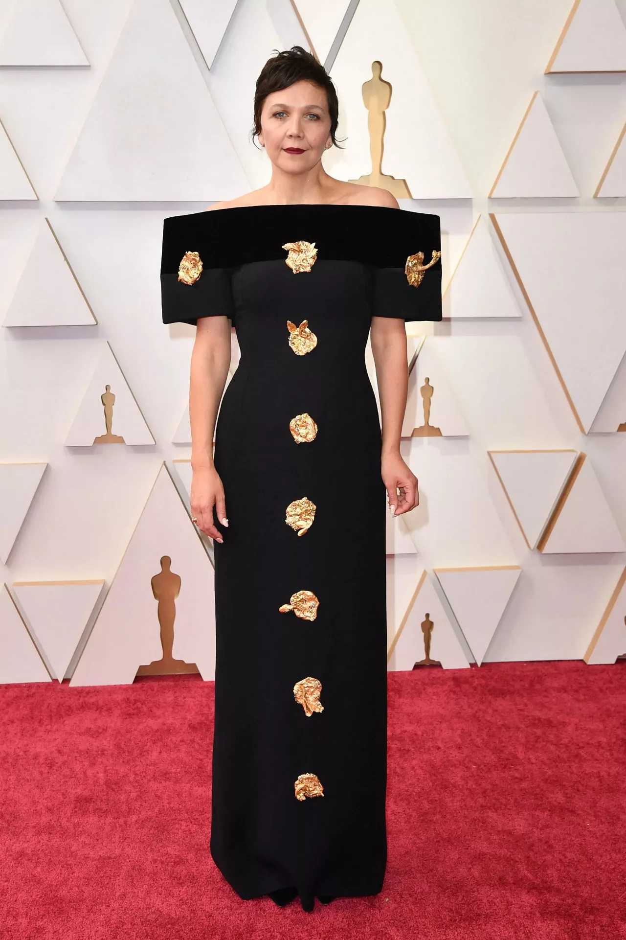 maggie mặc schiaparelli tại oscar 2022