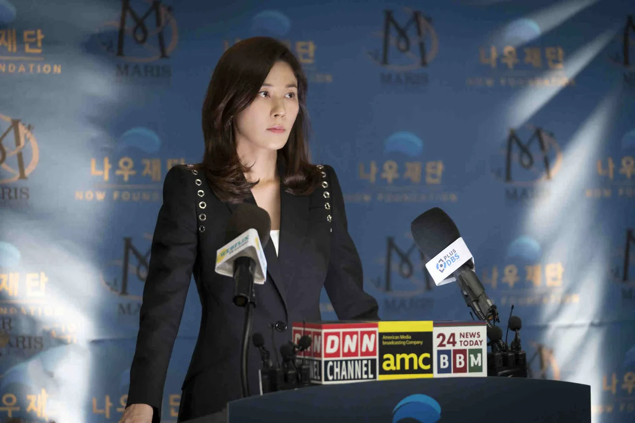 Kim Ha Neul diện vest đen red swan