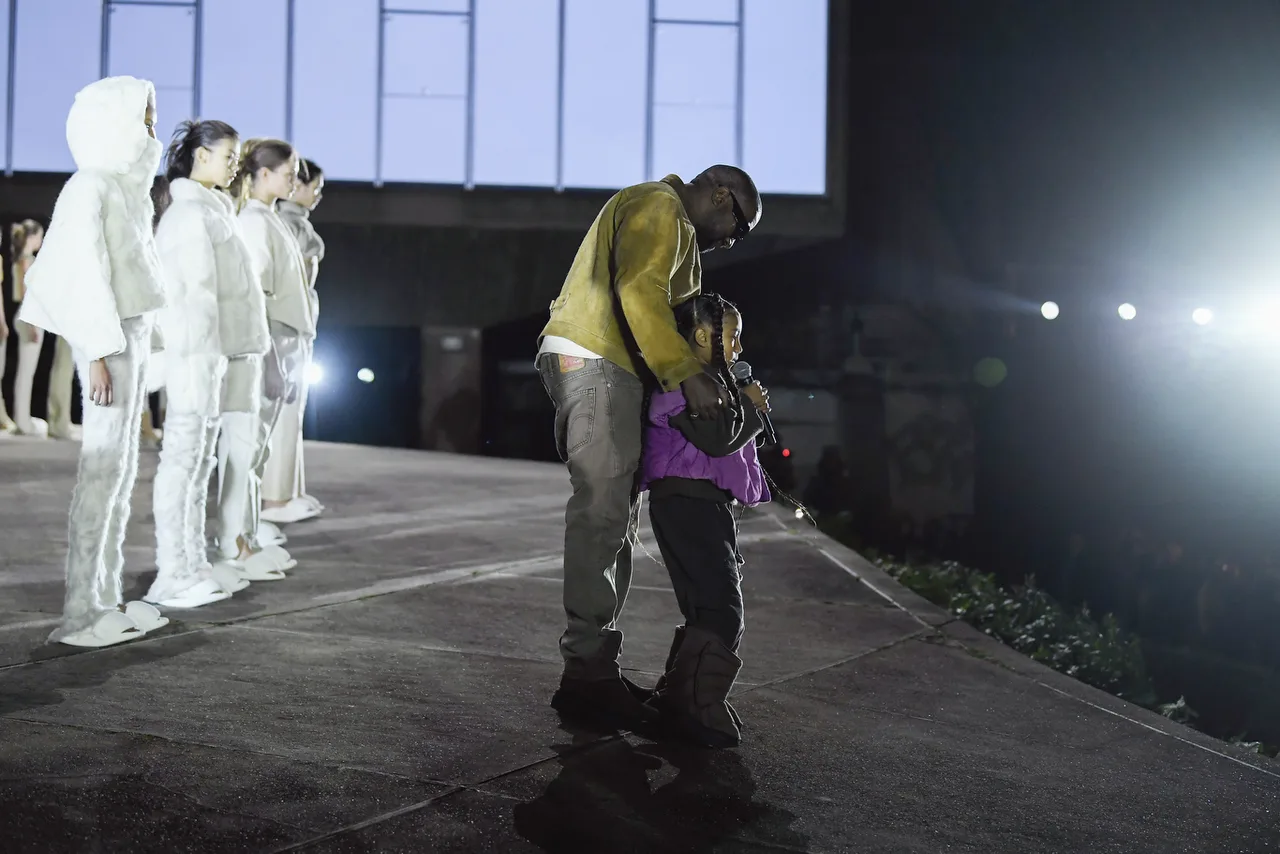 kanye và north west trên sàn diễn yeezy season 8 tuần lễ thời trang paris