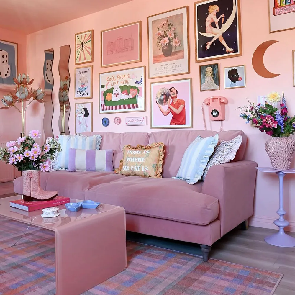 nội thất phòng khách theo xu hướng dopamine decor