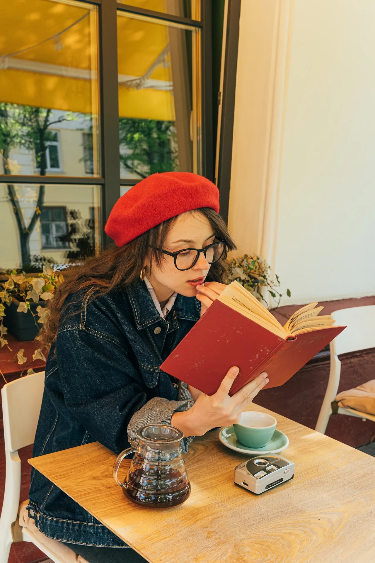 cô gái nón len đỏ đọc sách tự tin