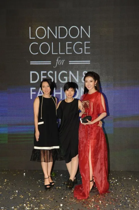 MC Minh Hà, Á Hậu Huyền My và chị Đỗ Minh Tâm (đứng giữa) - Công ty TNHH Thời trang Tâm Kỷ đấu giá 15,000,000 đồng ủng hộ hoạt động cộng đồng “ Áo mới đến trường” cho tác phẩm thời trang dạ hội được thể hiện bởi Á Hậu Huyền My trong đêm trình diễn Limitless.