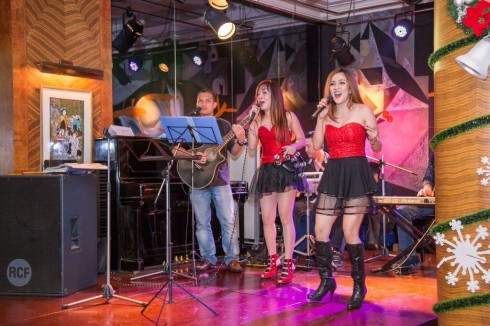 Ban nhạc Phillipines UBEC HARMONY chơi nhạc sống thứ 7 hàng tuần