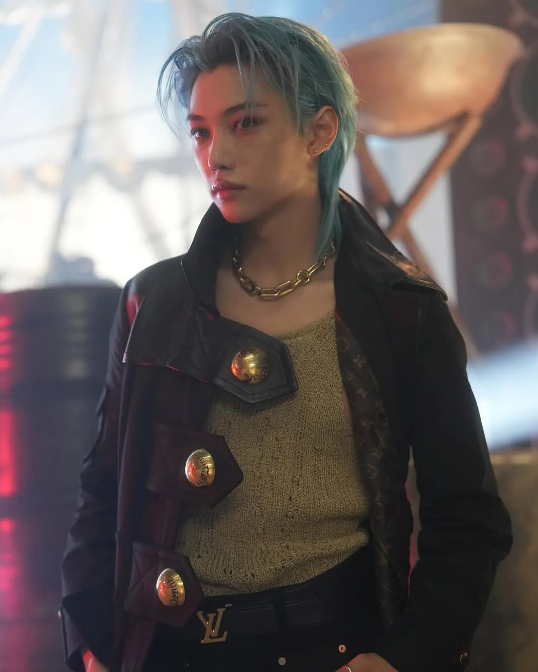 Felix (Stray Kids) diện áo khoác da