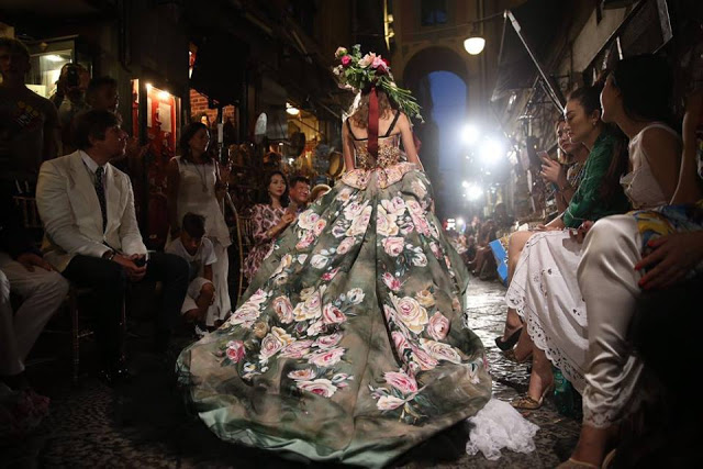 Sân khấu trình diễn Dolce Gabbana qua các thời kỳ Ellevn