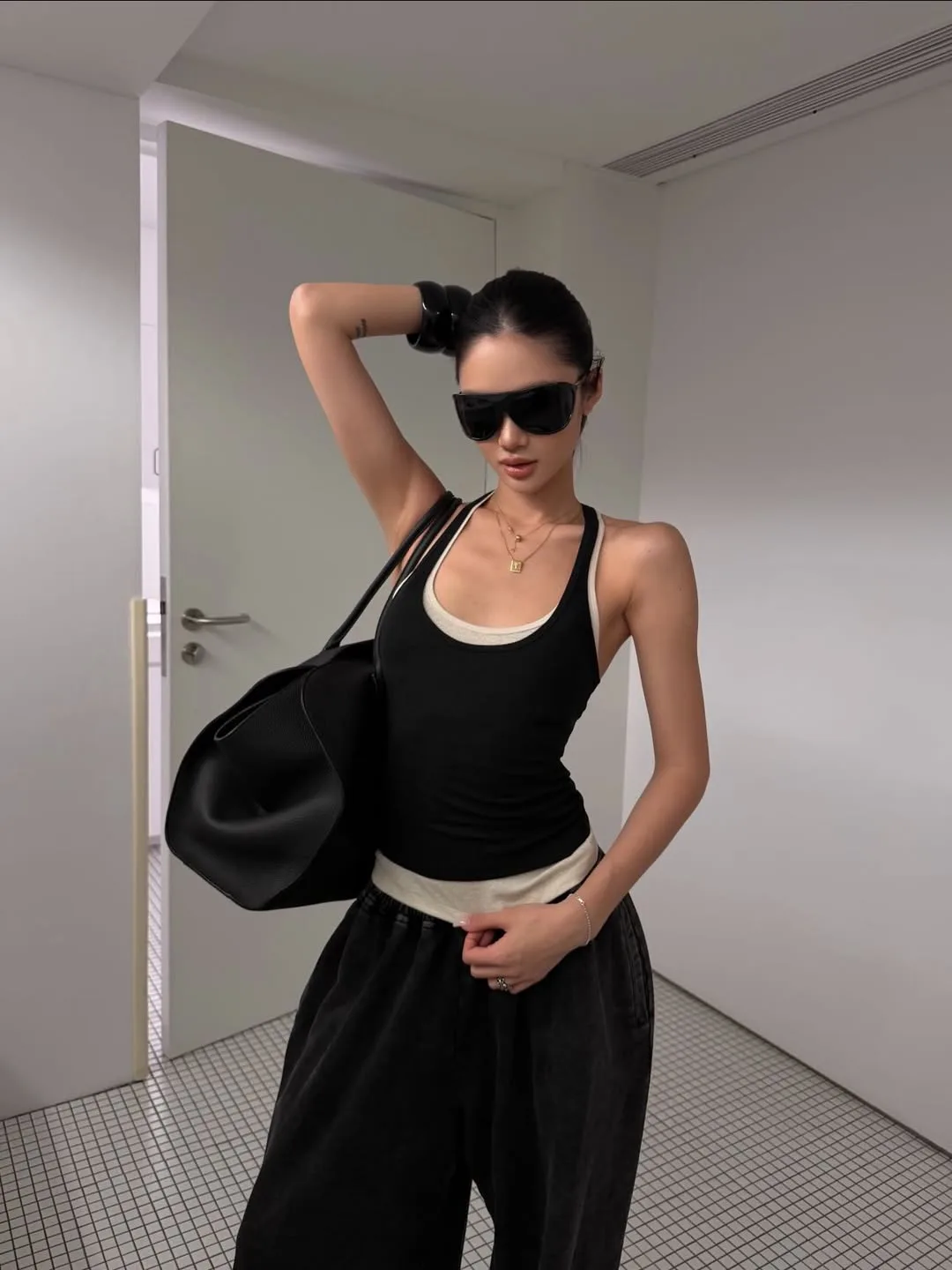 Nhân đôi cá tính đầy ngẫu hứng với cú bắt tay giữa hai lớp tank top sắc độ trung tính.