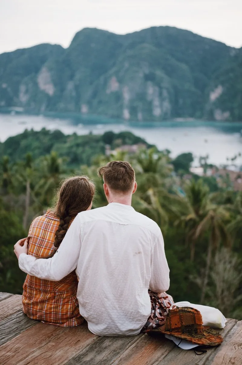 cặp đôi ôm nhau trên cầu