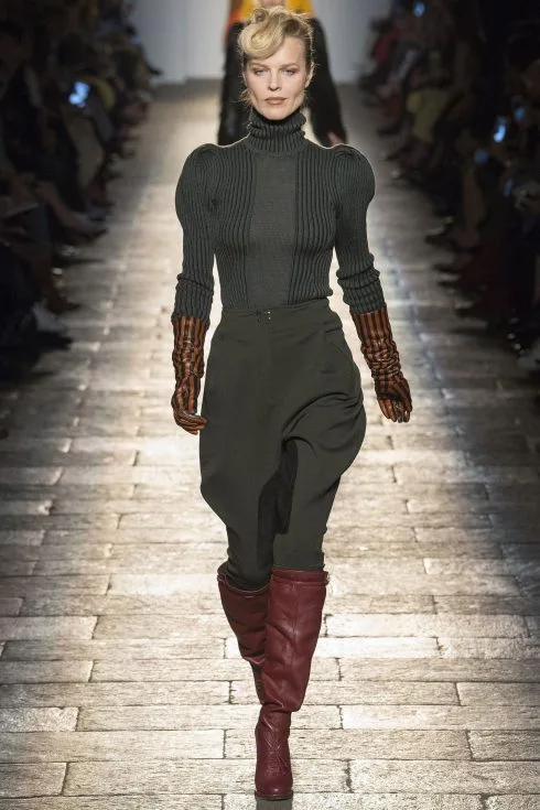 Eva Herzigova mở đầu show diễn của Bottega Veneta