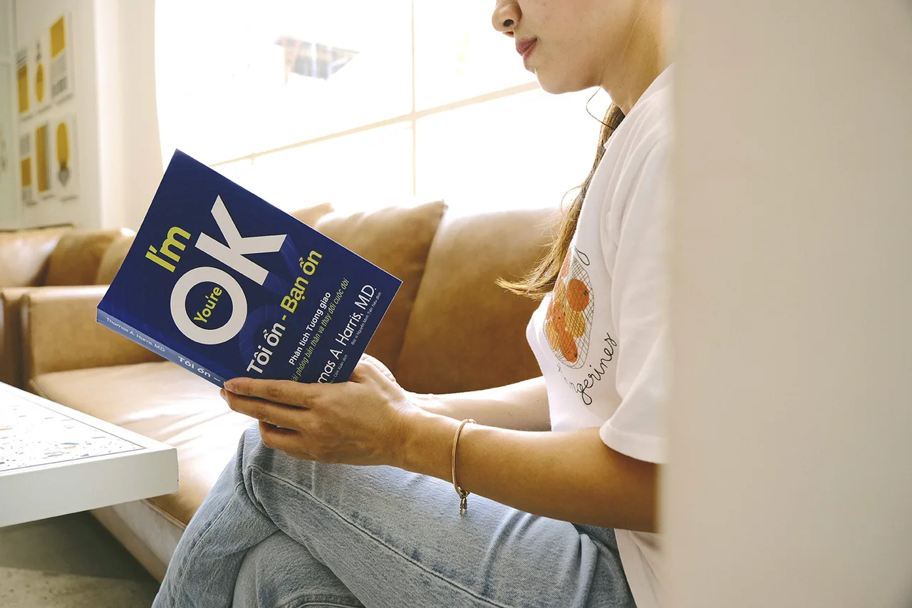 cô gái đọc sách hay tâm lý tôi ổn bạn ổn