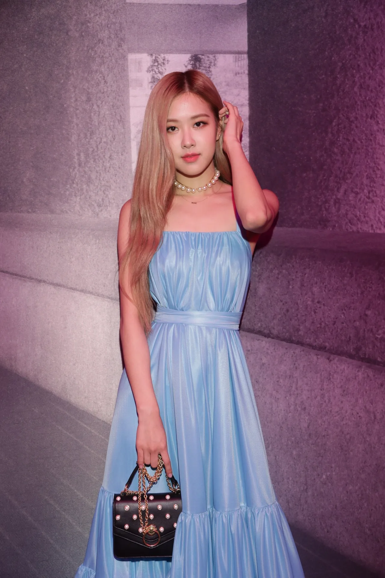 Rose mặc đầm xanh dự show Mulberry