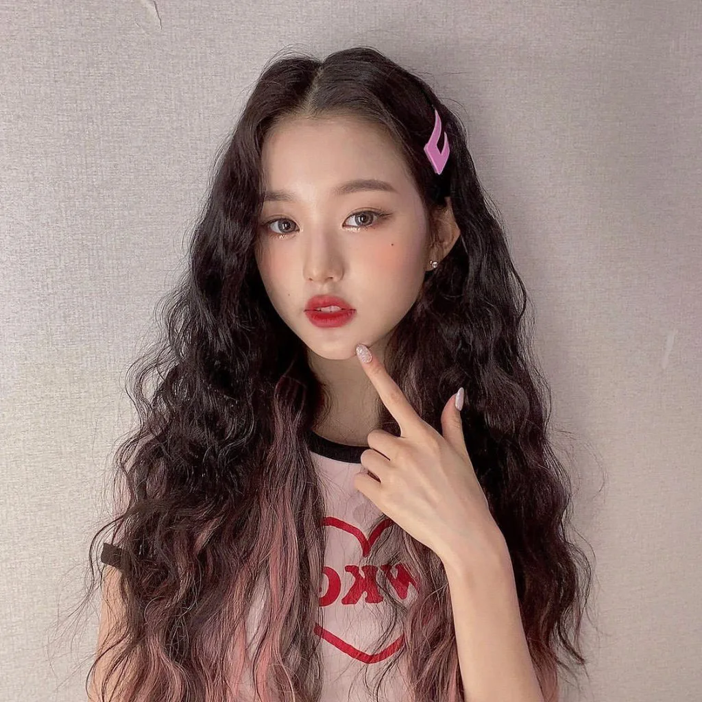 Thử một chút highlight tươi sáng như nàng thơ Wonyoung (IVE) cho ngày đánh mất cảm hứng.