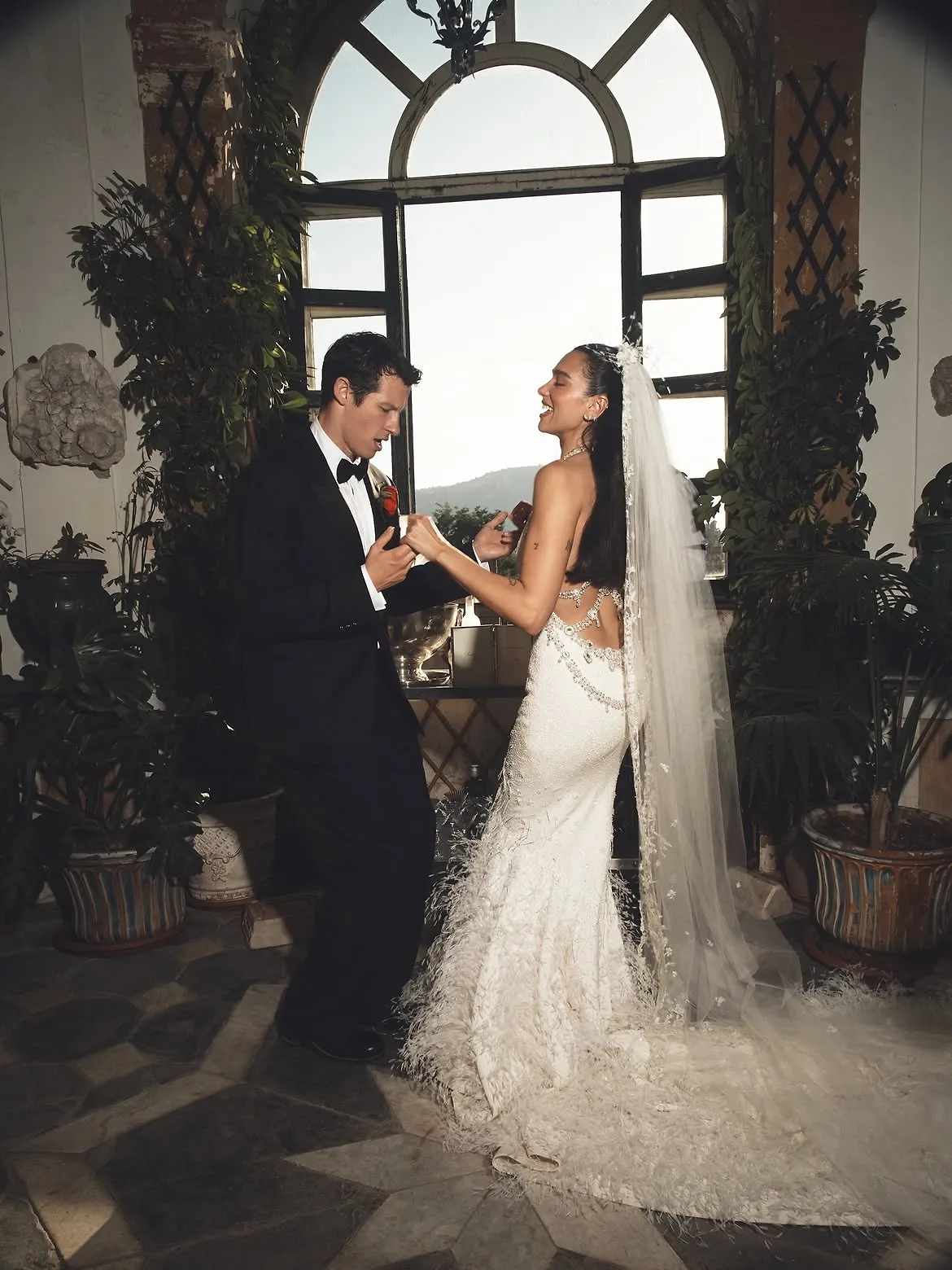 Dua Lipa lộng lẫy bên chồng trong ngày cưới.