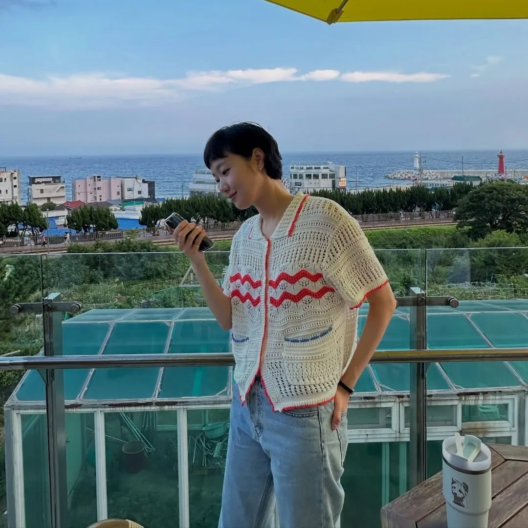Kim Go Eun tạo dáng trên set quay