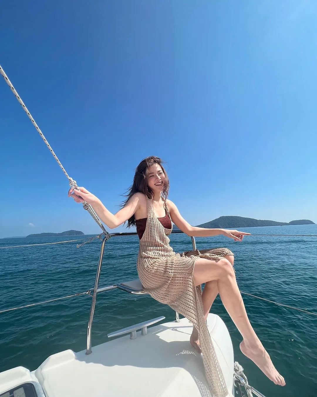 đầm lưới phối đồ bơi màu nâu