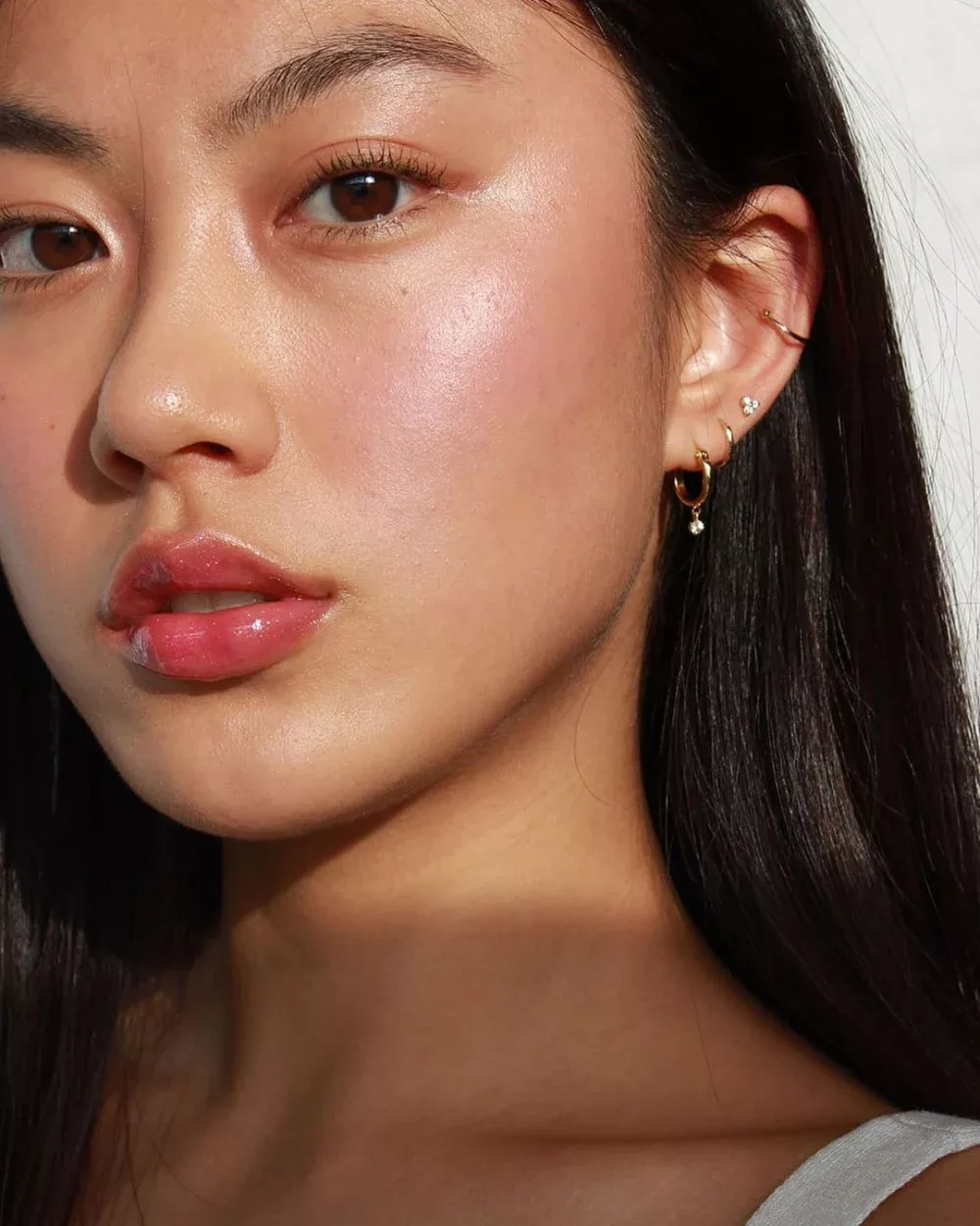 Haley thường đánh má hồng nhẹ nhàng kết hợp cùng phấn bắt sáng để tạo hiệu ứng Glass Skin
