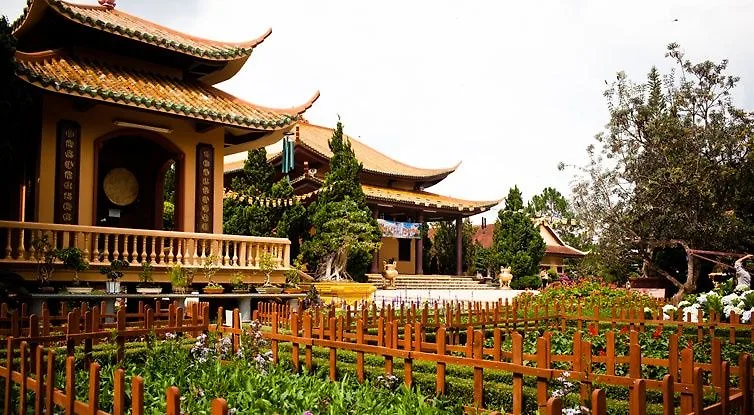 địa điểm hành hương miền Nam - Trúc Lâm thiền viện - elle vietnam