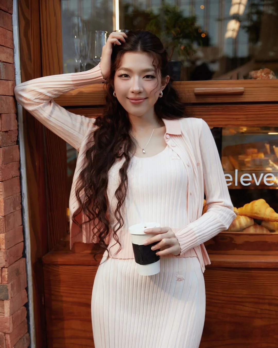 Một bộ trang phục tinh giản và trẻ trung màu hồng nude sẽ giúp bạn ngay lập tức “ghi điểm” trong mắt người đối diện