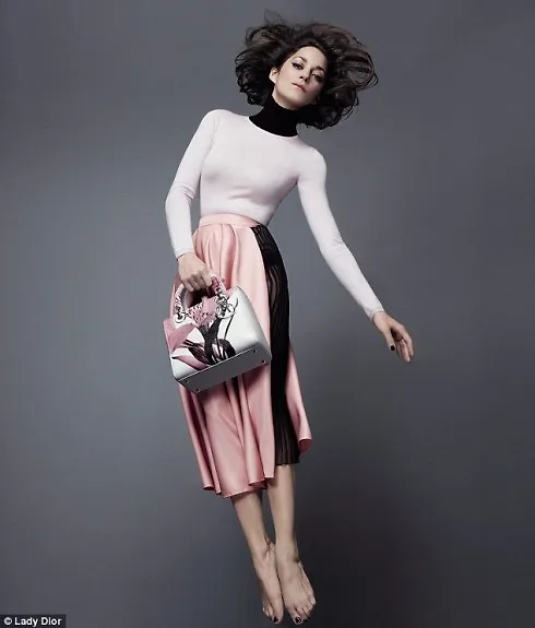 Nữ diễn viên Marion Cotillard trong chiến dịch quảng bá của Dior.