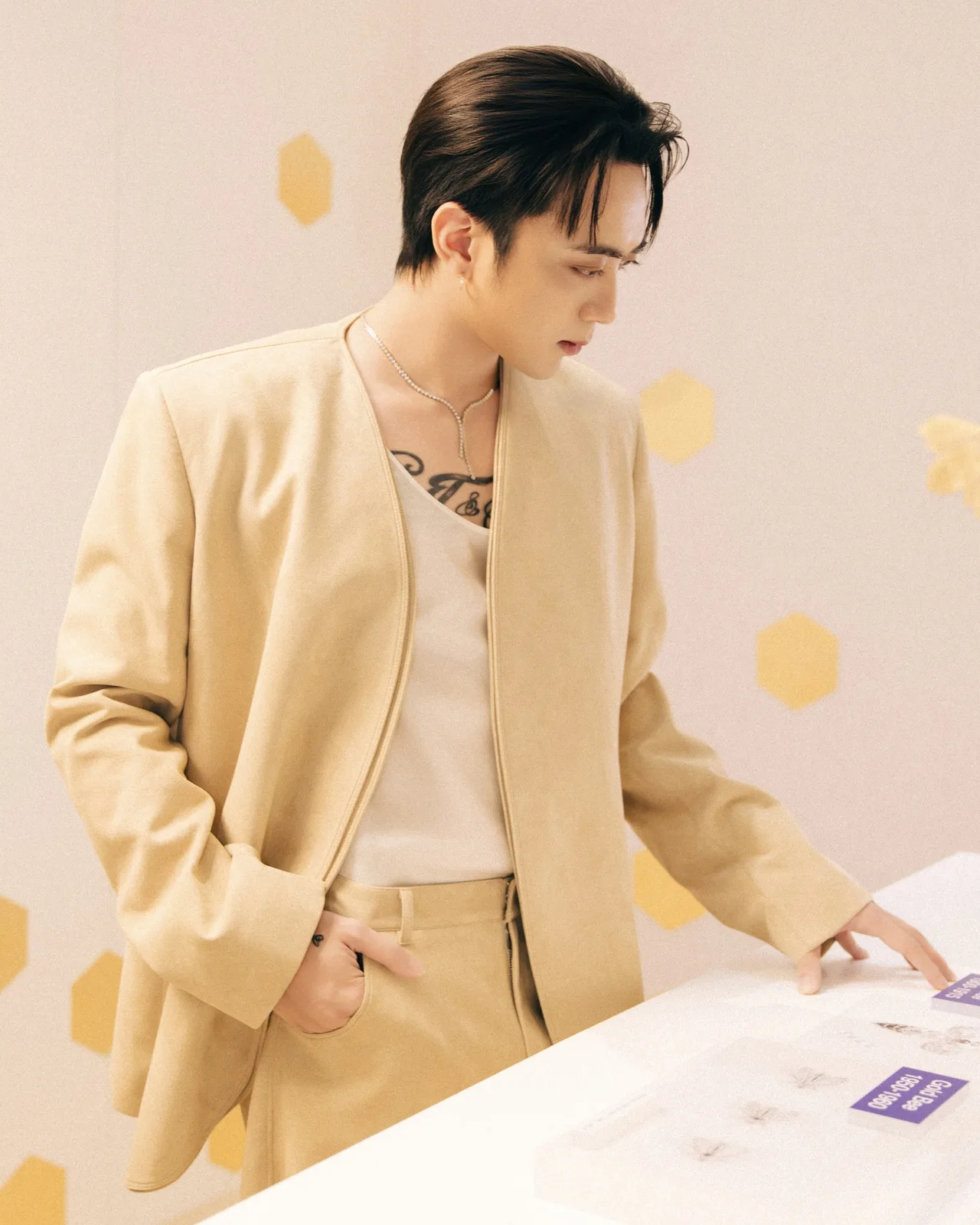 Soobin diện vest vàng tại sự kiện Bee de Chaumet.